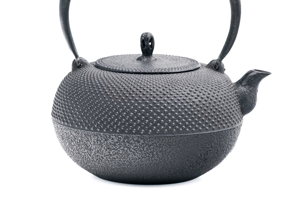 Japanese Tetsubin - 薫山工房 Kunzan Kōbō - Round Cast Iron Kettle - 1.2L